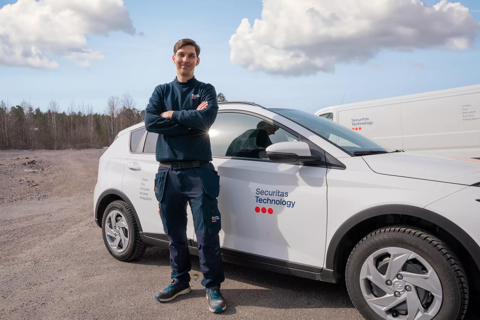 2024_SecTech_FI_Technician_with_car_3