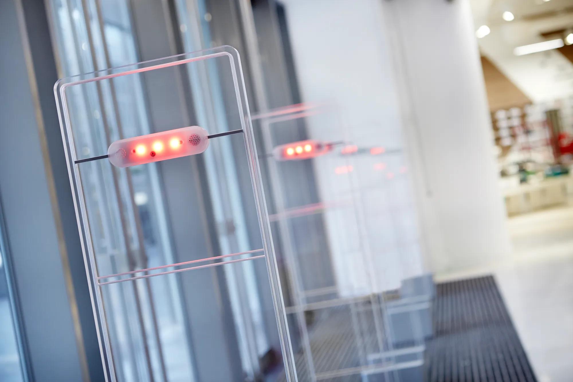 Retail store exit, protected from theft by RFID reader gates