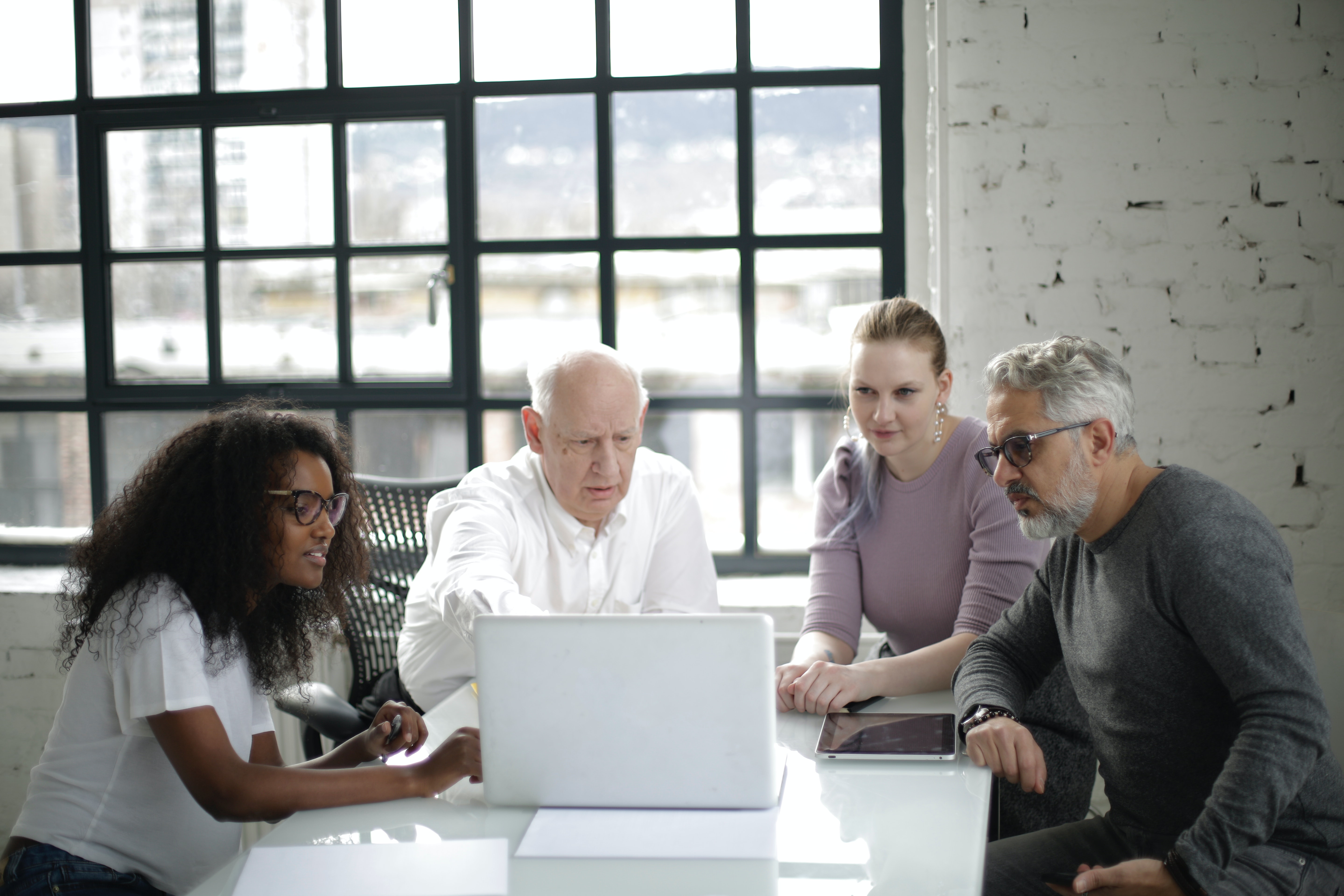 Media Name: man-in-white-long-sleeved-shirt-presenting-on-a-laptop-3931446.jpg