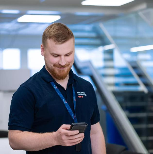 2024_SecTech_FI_Employee_with_mobile_phone_3