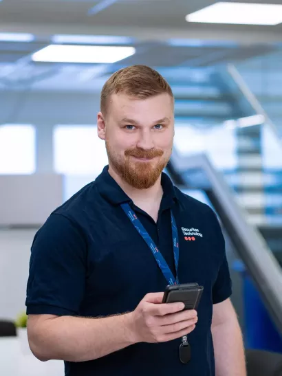 2024_SecTech_FI_Employee_with_mobile_phone_1
