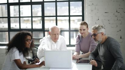 Media Name: man-in-white-long-sleeved-shirt-presenting-on-a-laptop-3931446.jpg